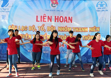 Tiết mục nhảy dân vũ tại Liên hoan LB, tổ, đội nhóm thanh niên và tuyên truyền an toàn giao thông